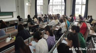 会议室里的人们描述已自动生成