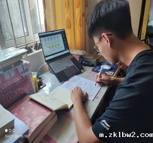 人拿着笔记本电脑中度可信度描述已自动生成